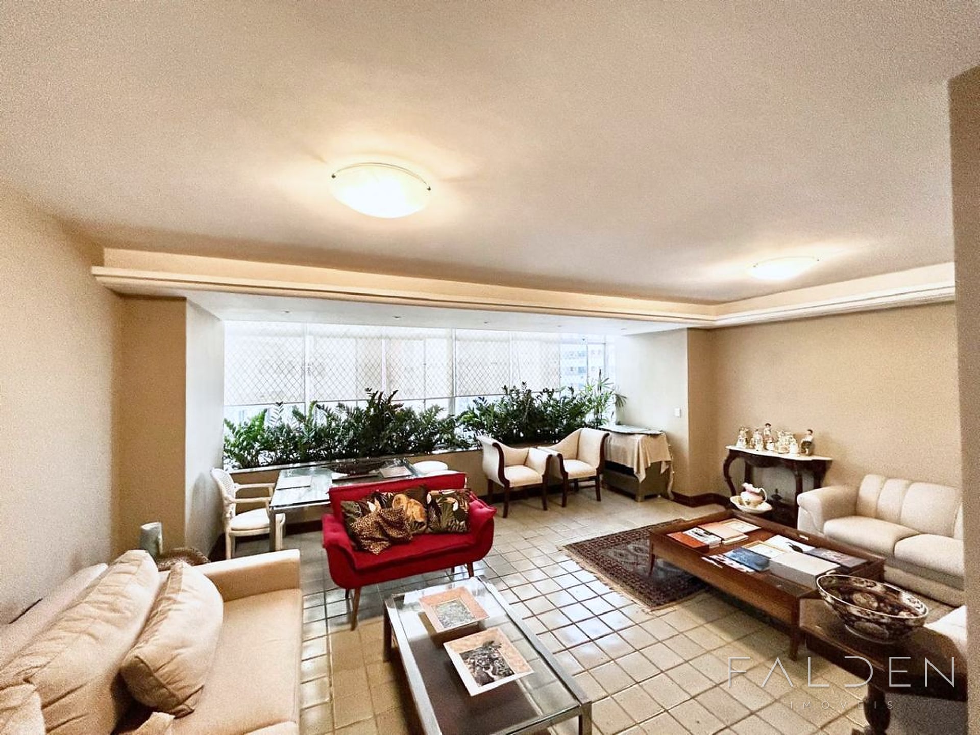 Apartamento reformado na Graça com 187 m², 4 quartos e 3 suítes — um por andar